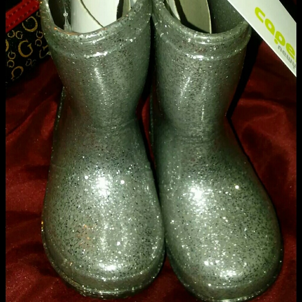 Girl size 4/5 rain boots brand new